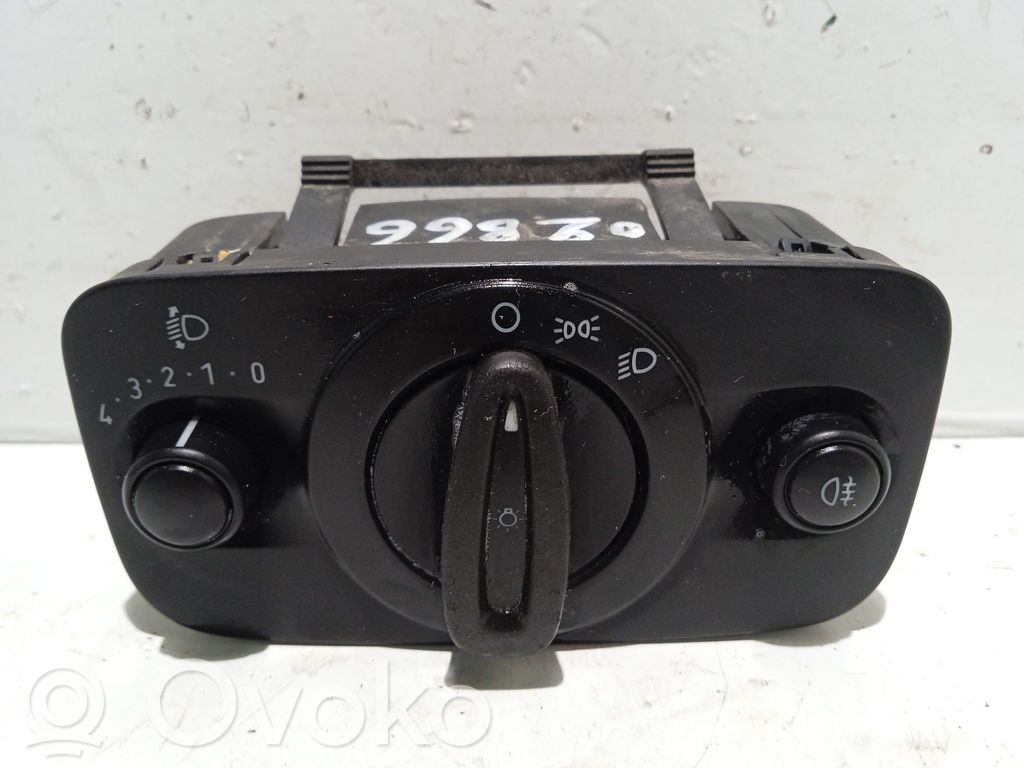 Interruptor de control del panel de luces   8A6T13A024