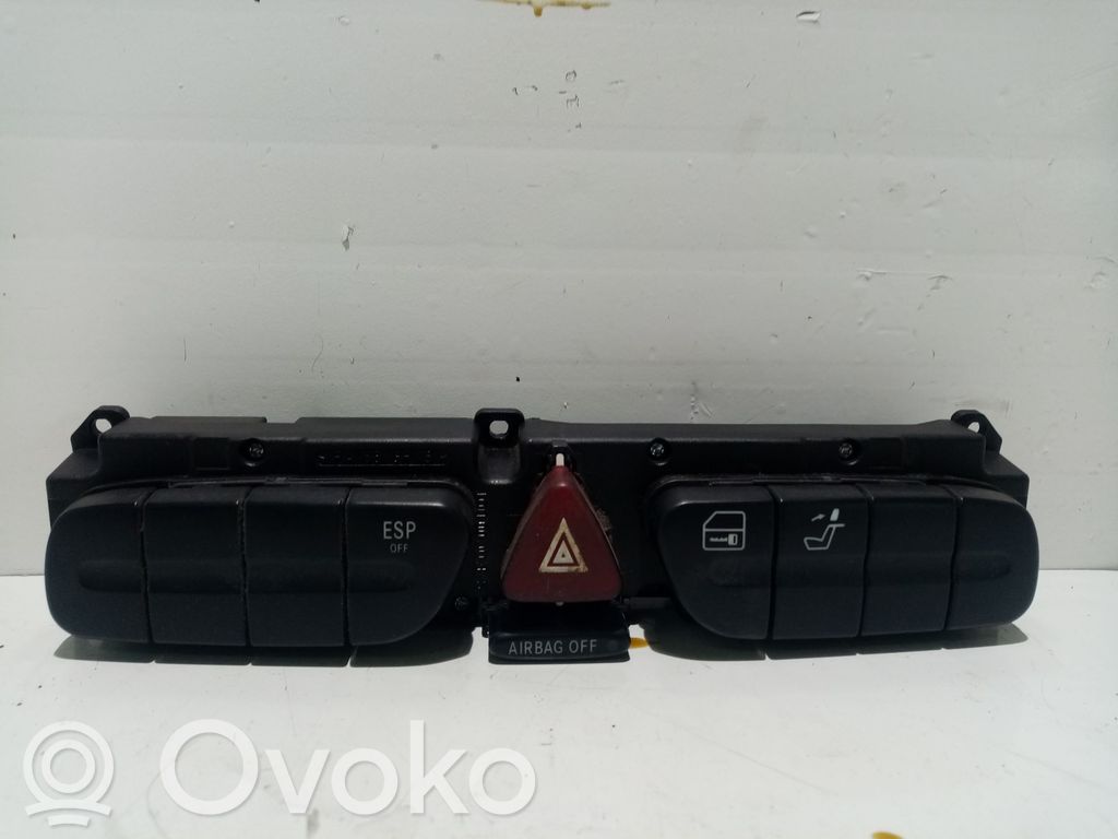 Mercedes-Benz C W203 Botón interruptor de luz de peligro 