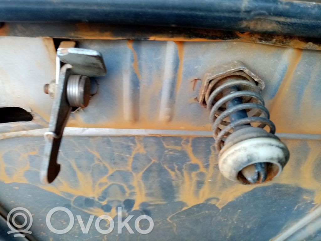 Peugeot 309 Kiinnityskoukku/-silmukka 
