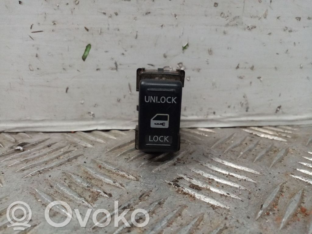 Interruptor para abrir la puerta trasera   6Z22B