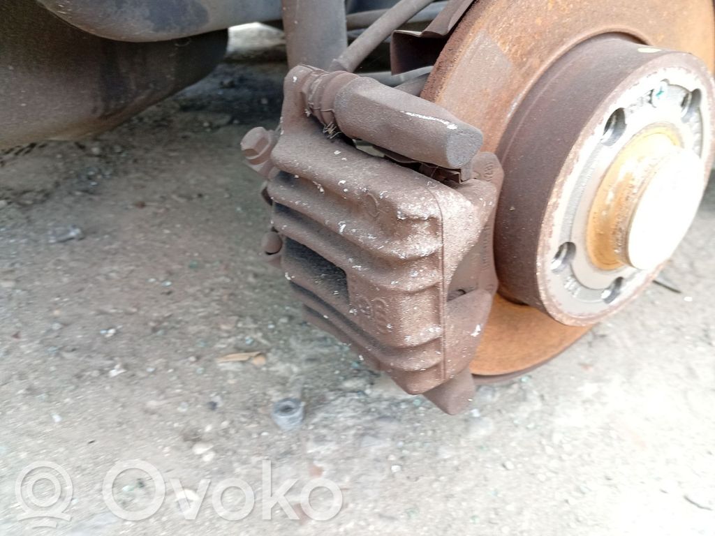 Audi A3 S3 8L Jarrusatulan tyynyn pidike takana 