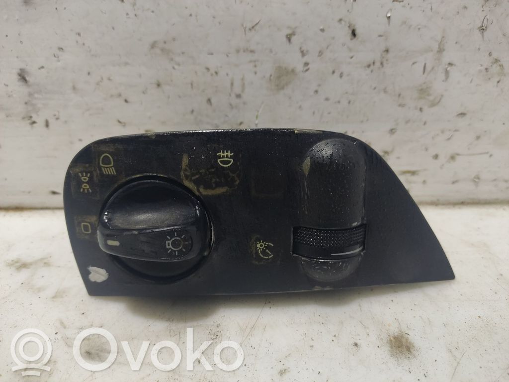 Volkswagen Polo III 6N 6N2 6NF Interrupteur d'éclairage de la cabine dans le panneau 