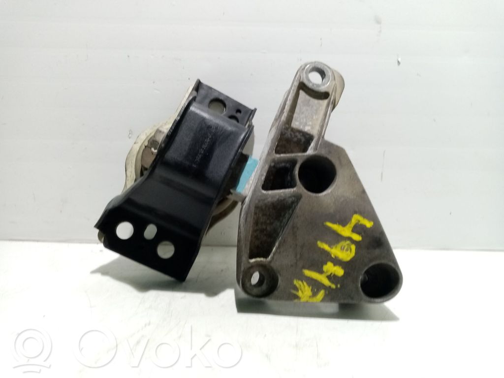 Wspornik / Mocowanie silnika   2832085350718,8200437465