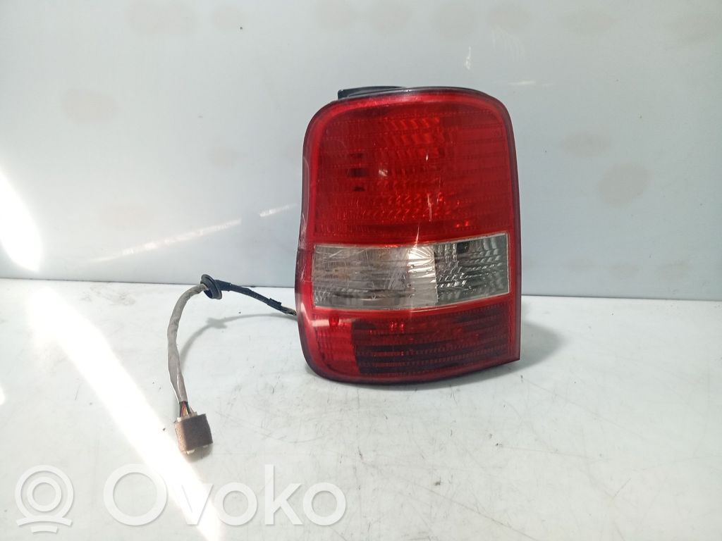 KIA Carnival Aizmugurējais lukturis virsbūvē 