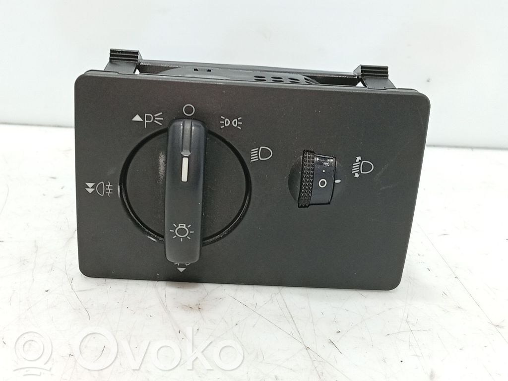 Interruptor de control del panel de luces   7M5T13A024LA