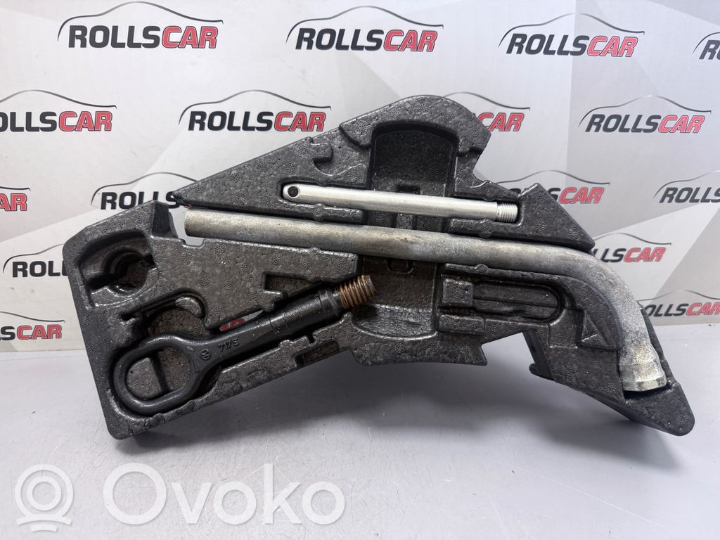 Audi Q7 4L Tool set 