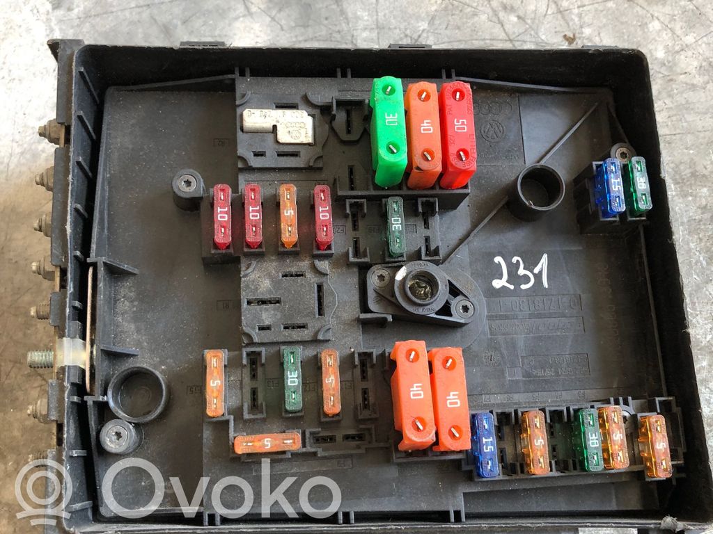 Volkswagen Touran I Ramka / Moduł bezpieczników 