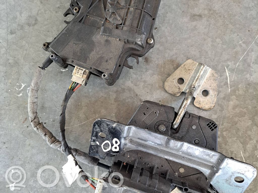 Rear door lock   7167075