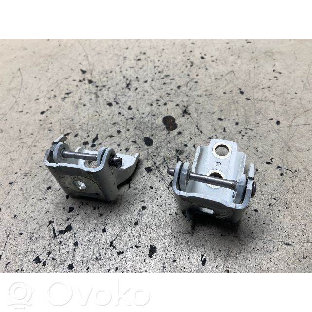 Front door hinge set   A075091