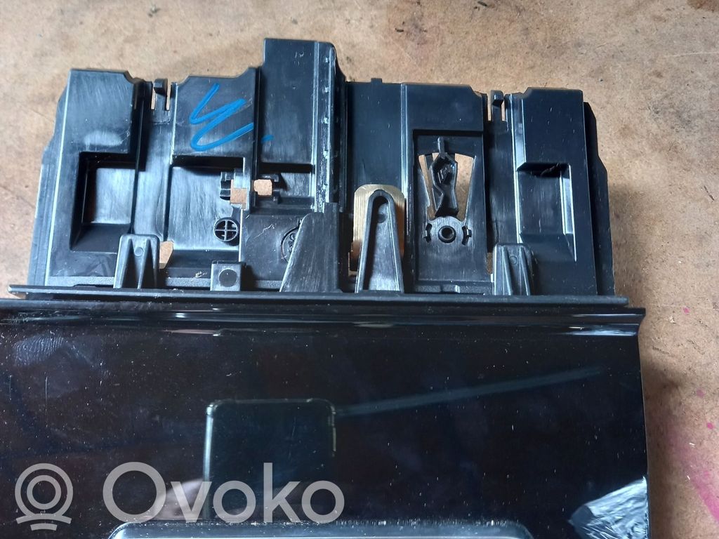 Volkswagen PASSAT B8 Popielniczka deski rozdzielczej 