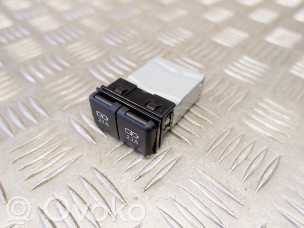 Toyota Highlander XU70 Enchufe conector USB 