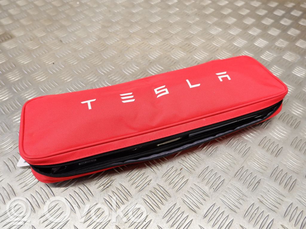 Tesla Model 3 Vaistinėlė 