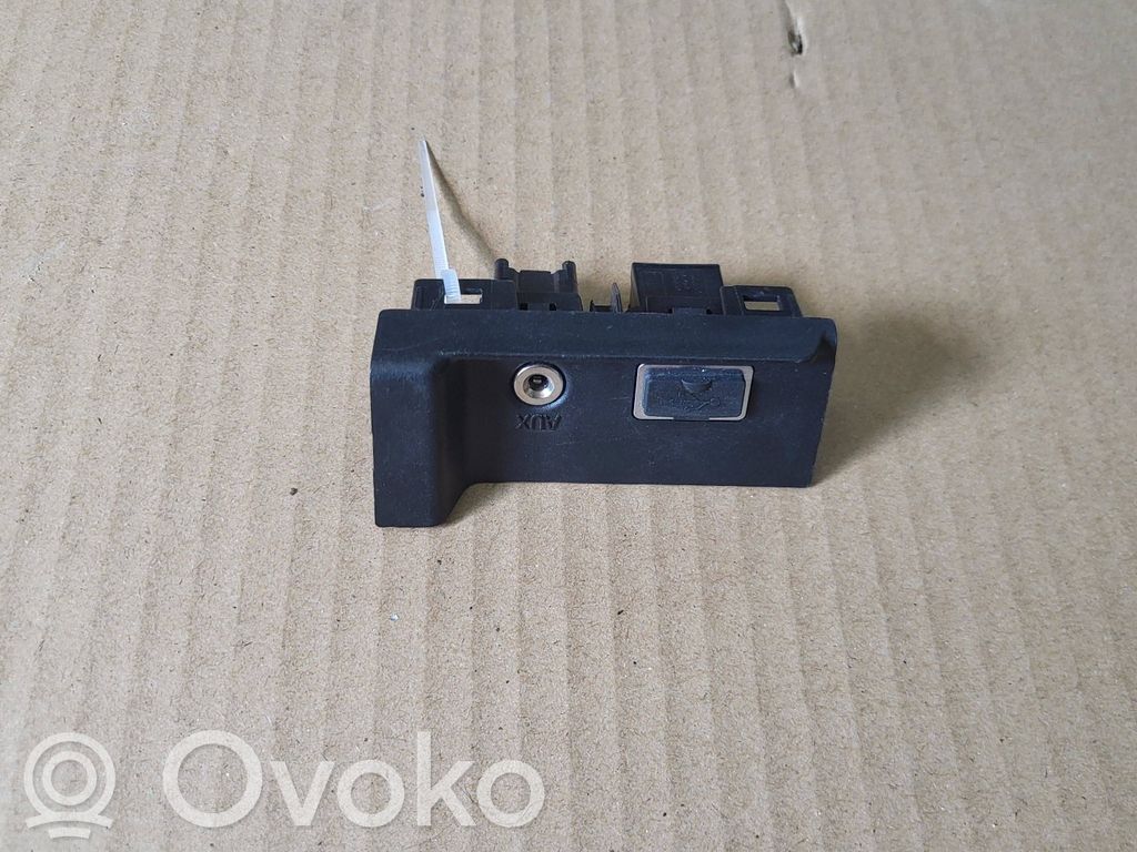 Volvo XC60 USB socket connector 