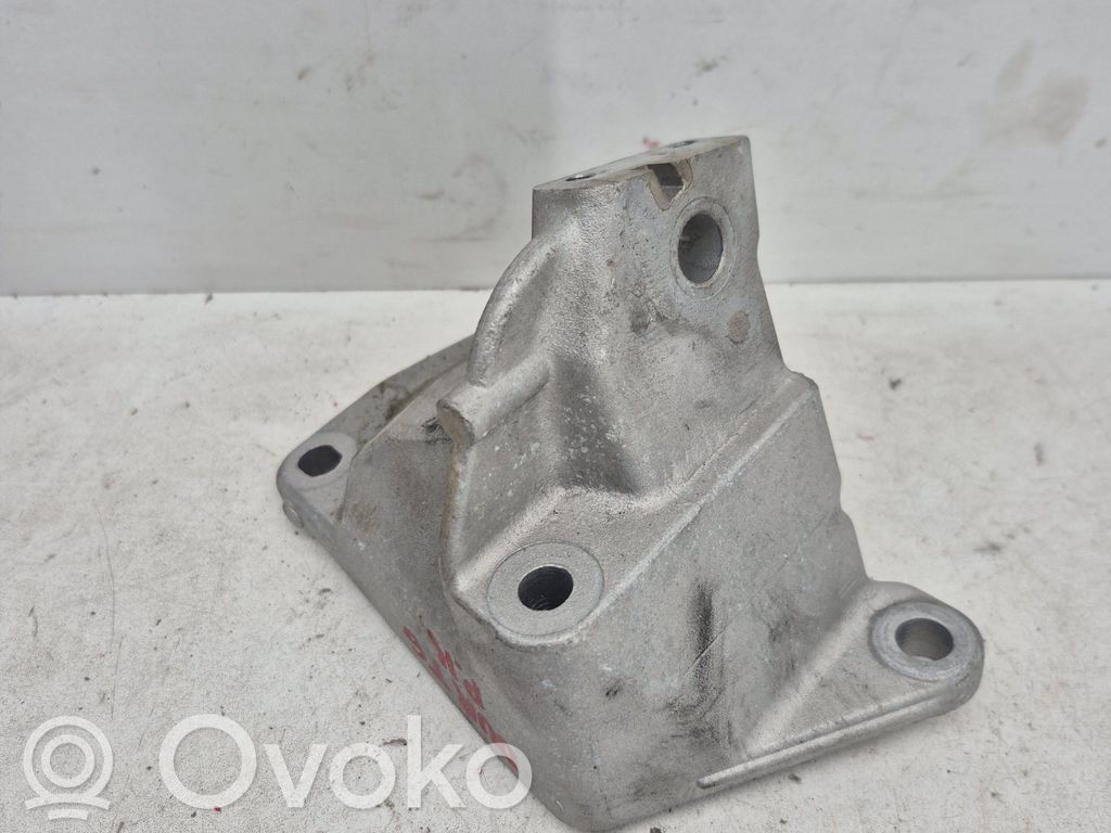 Dodge Durango Engine mounting bracket 
