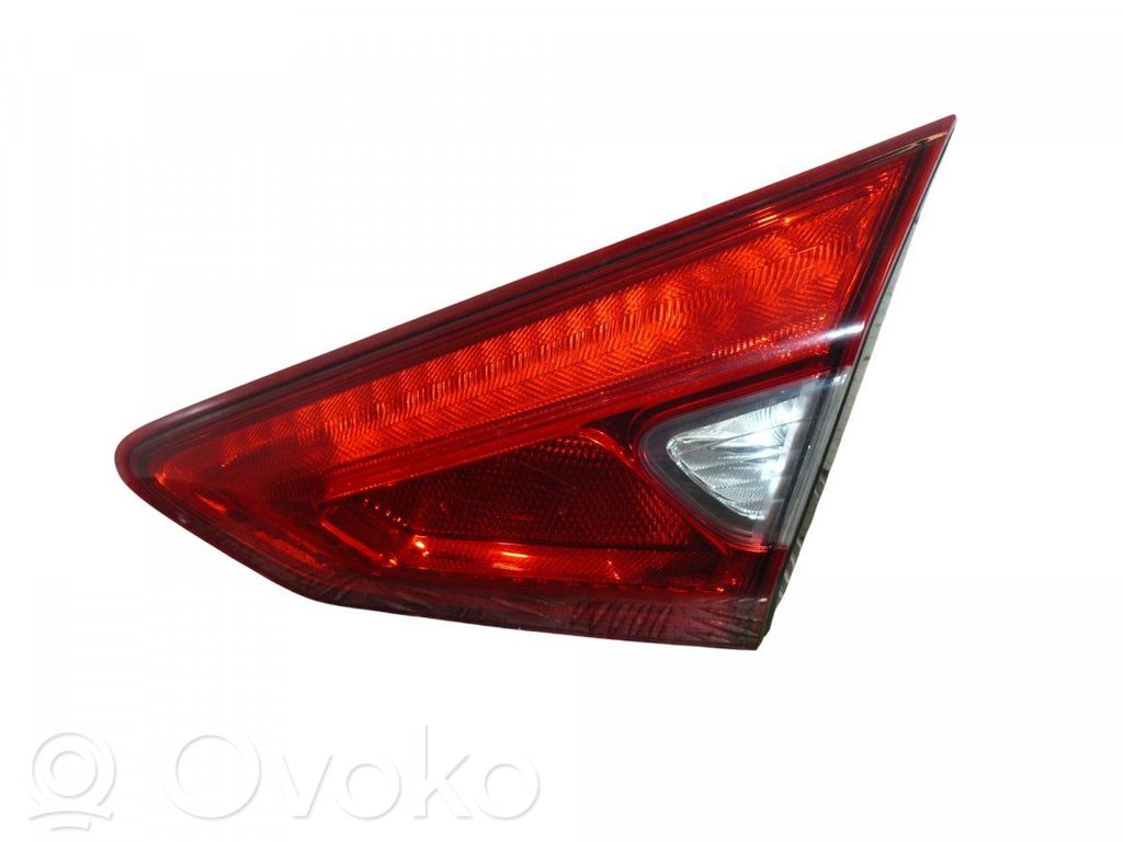 Nissan Pulsar Galinis žibintas dangtyje 