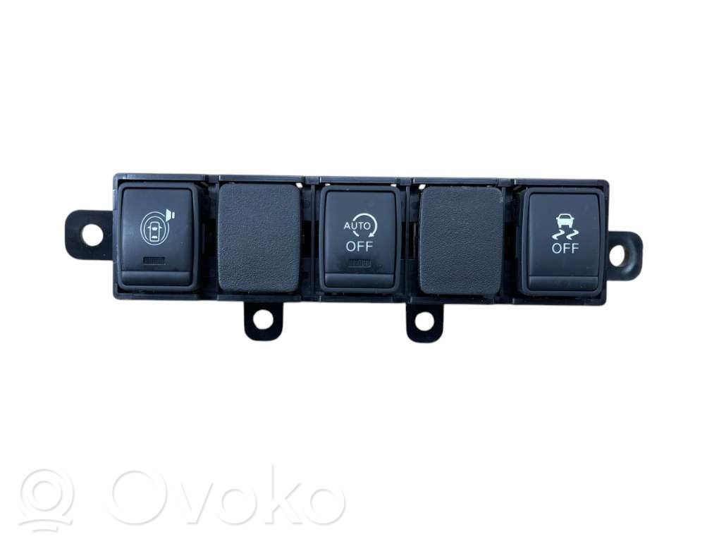 Nissan Pulsar Un conjunto de interruptores 