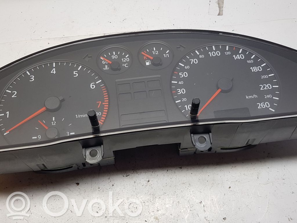 Audi A4 S4 B5 8D Licznik / Prędkościomierz 