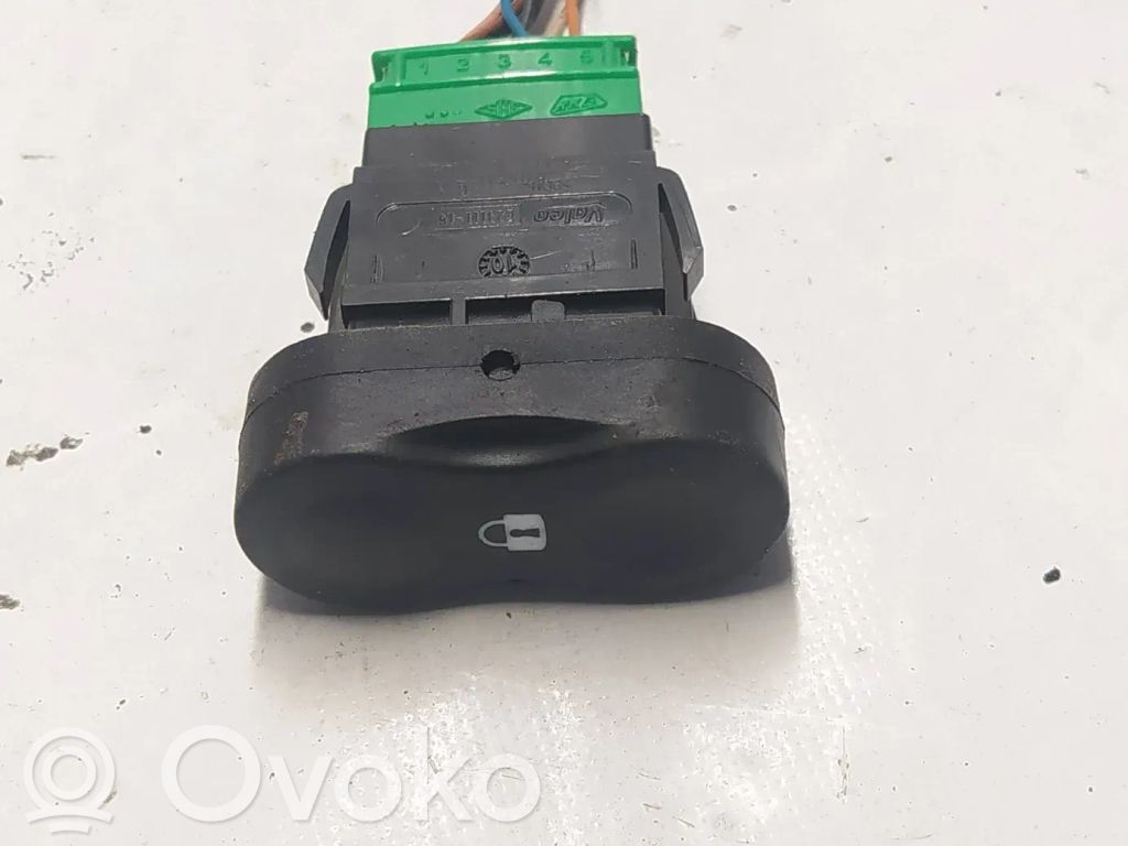 Dacia Sandero Windscreen/window heater switch 