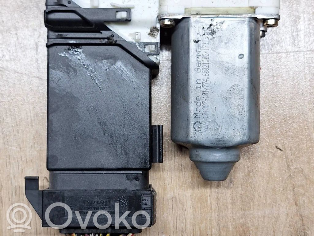 Volkswagen Golf IV Silnik regulatora szyby drzwi przednich 