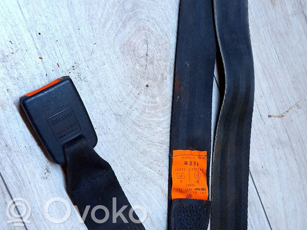 Volkswagen Golf II Klamra środkowego pasa bezpieczeństwa fotela tylnego 