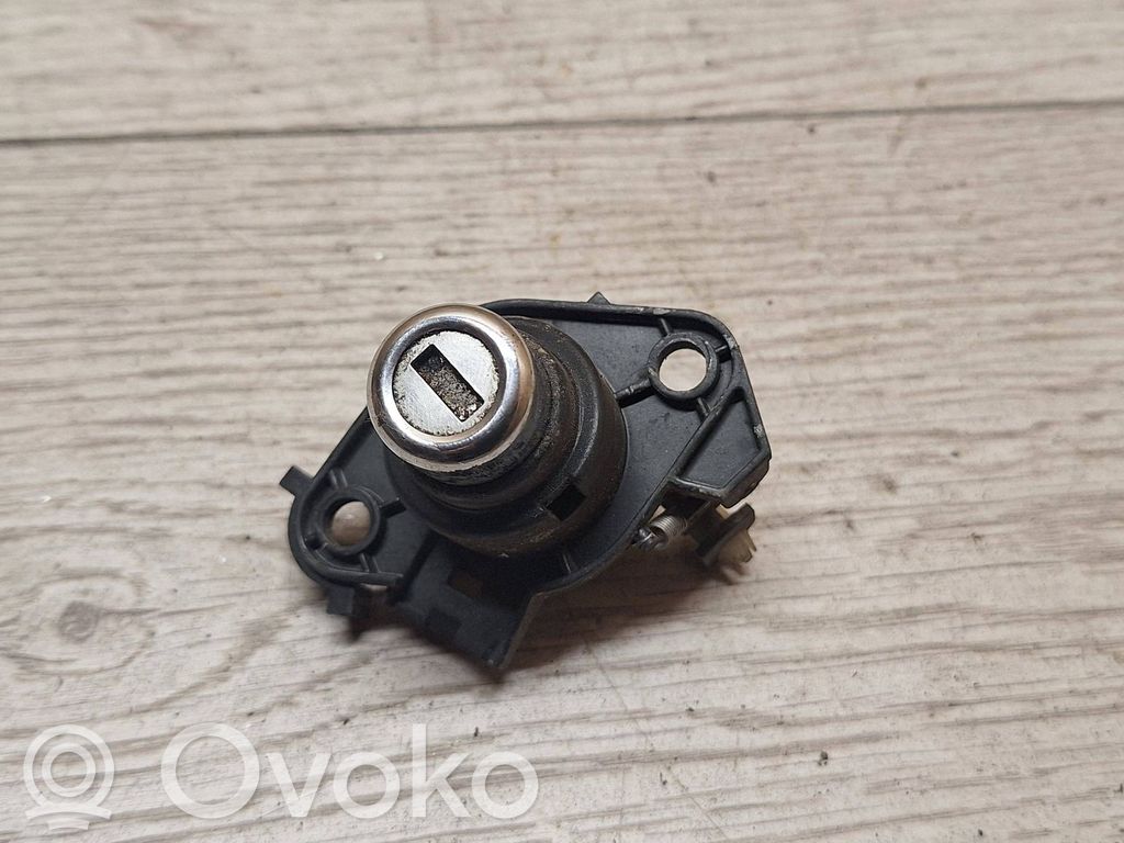 BMW 3 E36 Aizmugurējā pārsega slēdzene (ārpusē) 