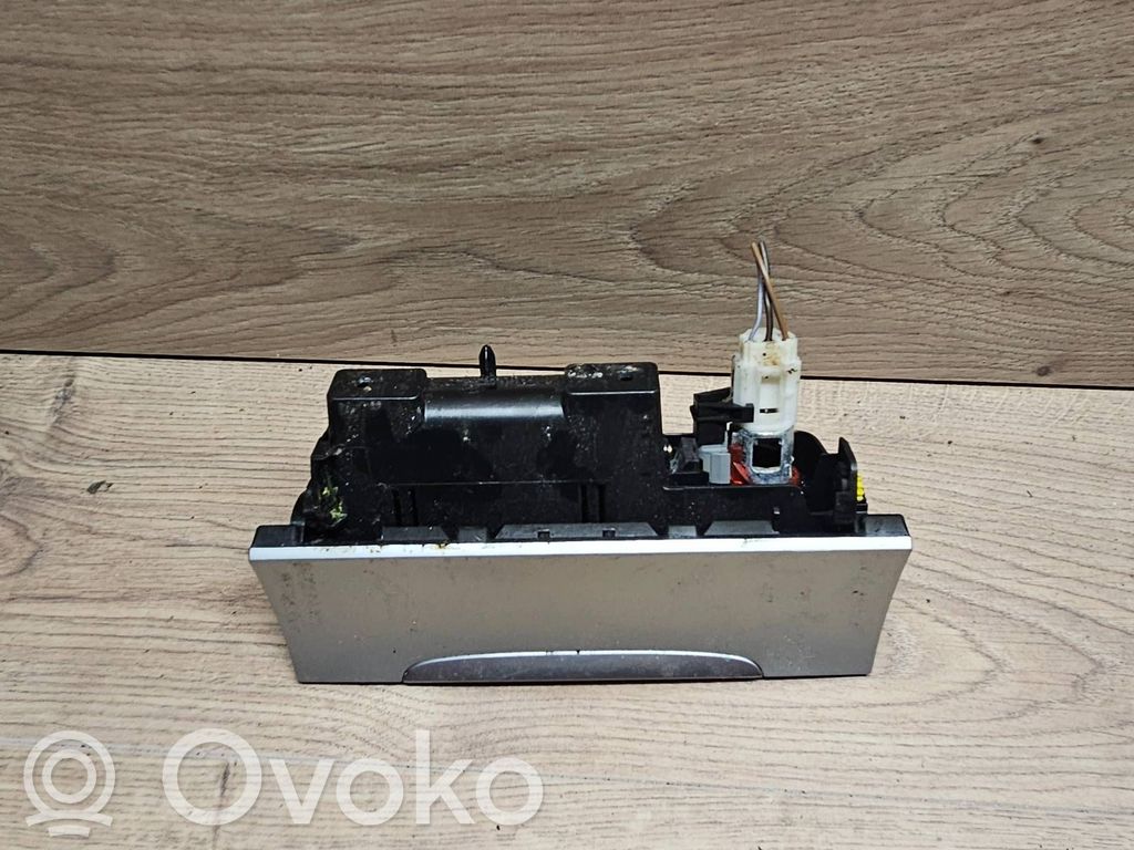 Volkswagen PASSAT B6 Peleninė panelėje 
