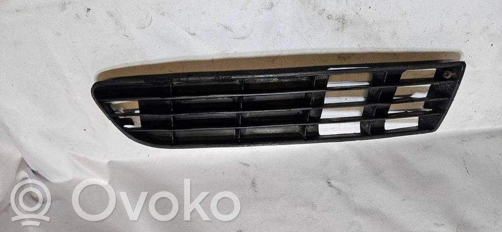 Audi A6 S6 C4 4A Etupuskurin alempi jäähdytinsäleikkö 