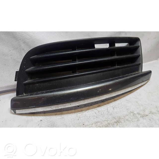 Volkswagen Jetta VI Front bumper lower grill 