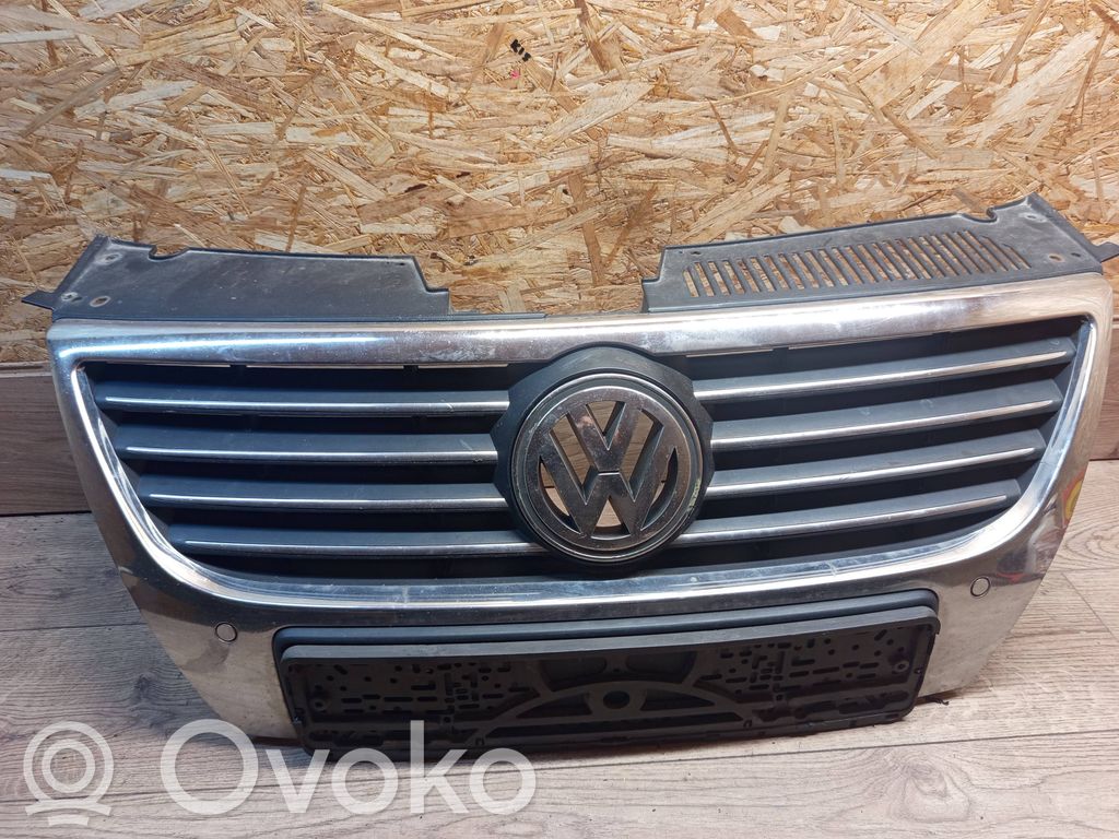Volkswagen PASSAT B6 Etupuskurin ylempi jäähdytinsäleikkö 