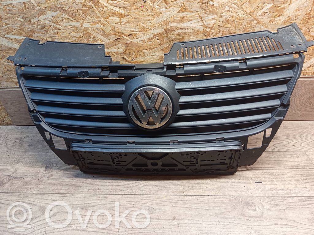 Volkswagen PASSAT B6 Maskownica / Grill / Atrapa górna chłodnicy 