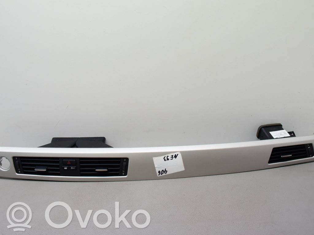 BMW 3 E90 E91 Lango oro grotelės 