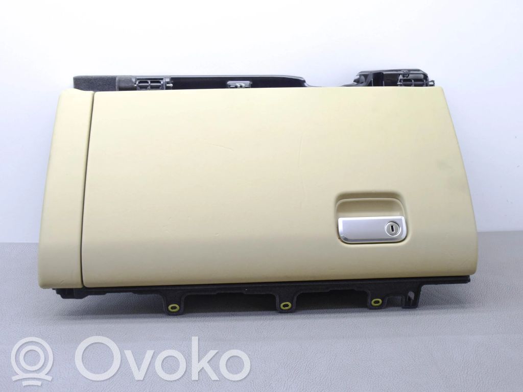 Schowek deski rozdzielczej   7P5857921