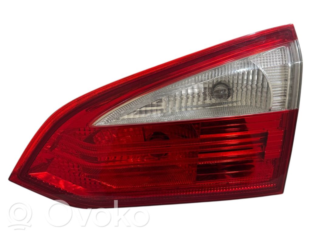 Ford Focus Galinis žibintas dangtyje 