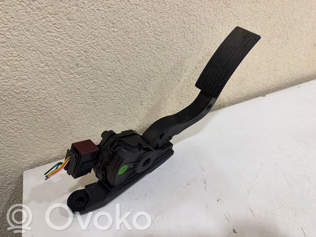 Accelerator throttle pedal