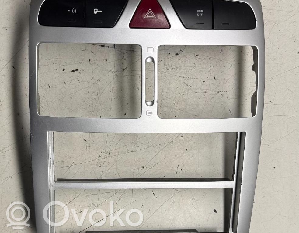 Peugeot 307 Radio/GPS head unit trim 