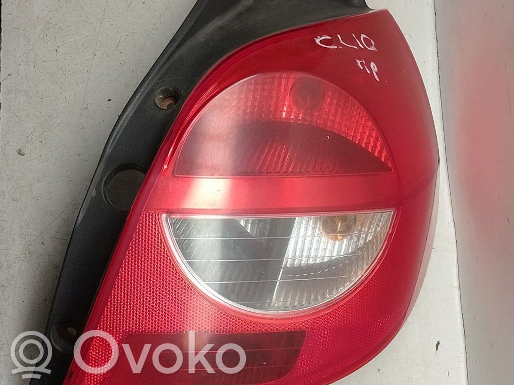 Renault Clio III Aizmugurējais lukturis virsbūvē 
