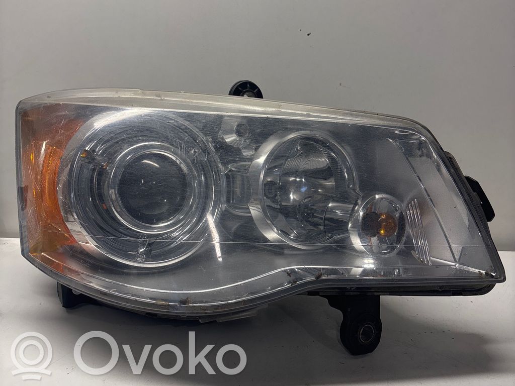 Chrysler Grand Voyager V Lampa przednia 
