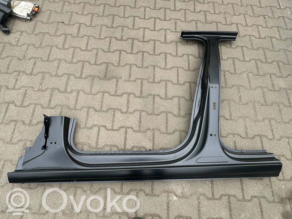 Audi A4 S4 B9 8W Słupek środkowy 