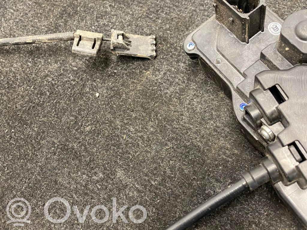 Tesla Model S Aizmugurē slēdzene 