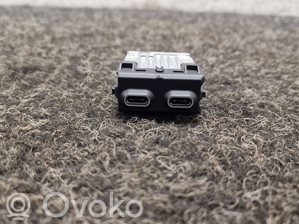 BMW i5 G60 Gniazdo / Złącze USB 
