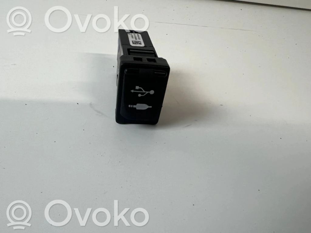 Toyota C-HR I Enchufe conector USB 