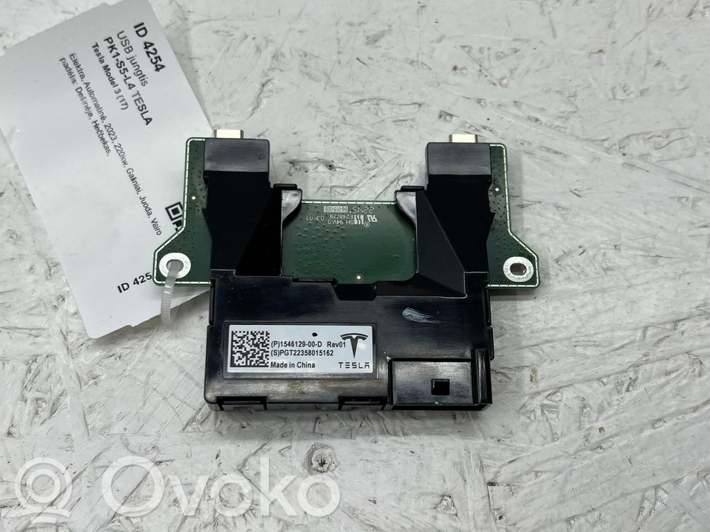Tesla Model 3 Enchufe conector USB 