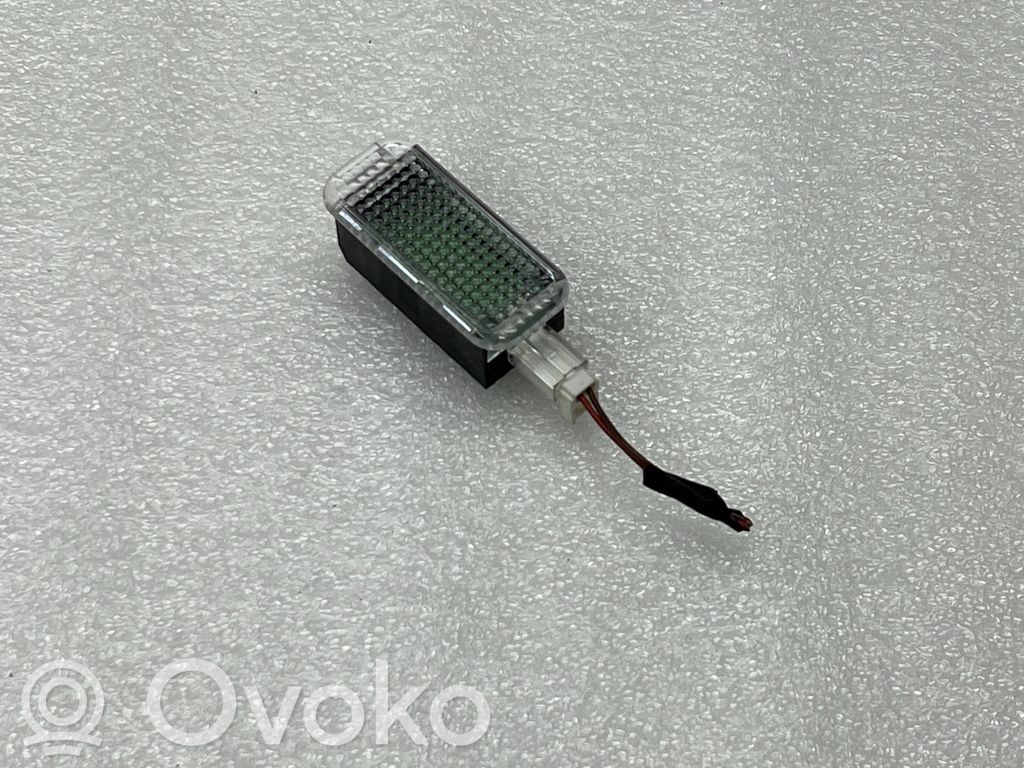 Audi A3 8Y Luz interna puerta trasera 