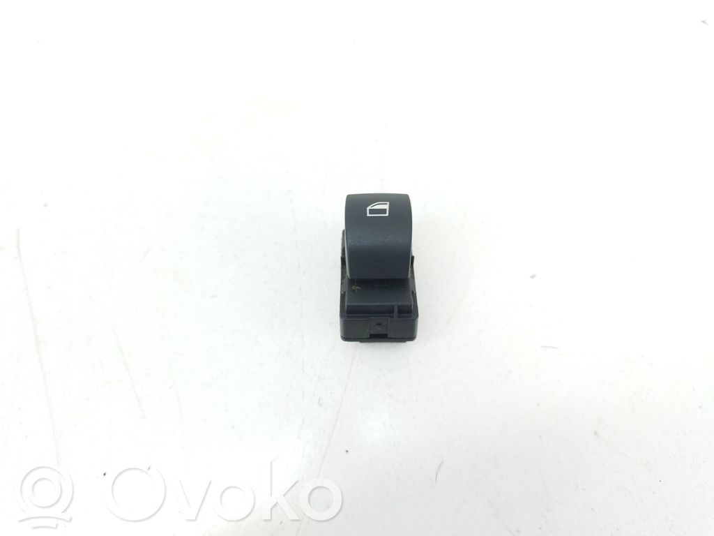 Electric window control switch   15939948,0678B