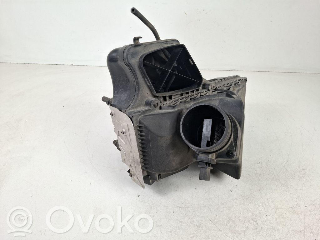 Obudowa filtra powietrza   8K0133843E,4011037F,8K0133837AA