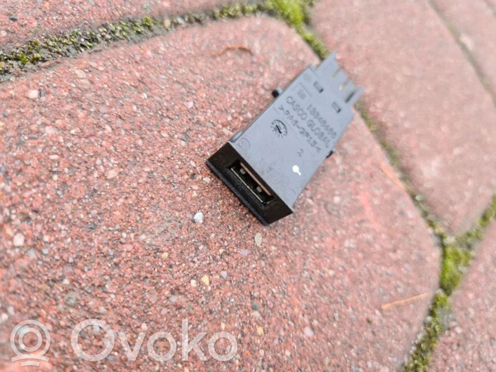 Opel Astra J Enchufe conector USB 