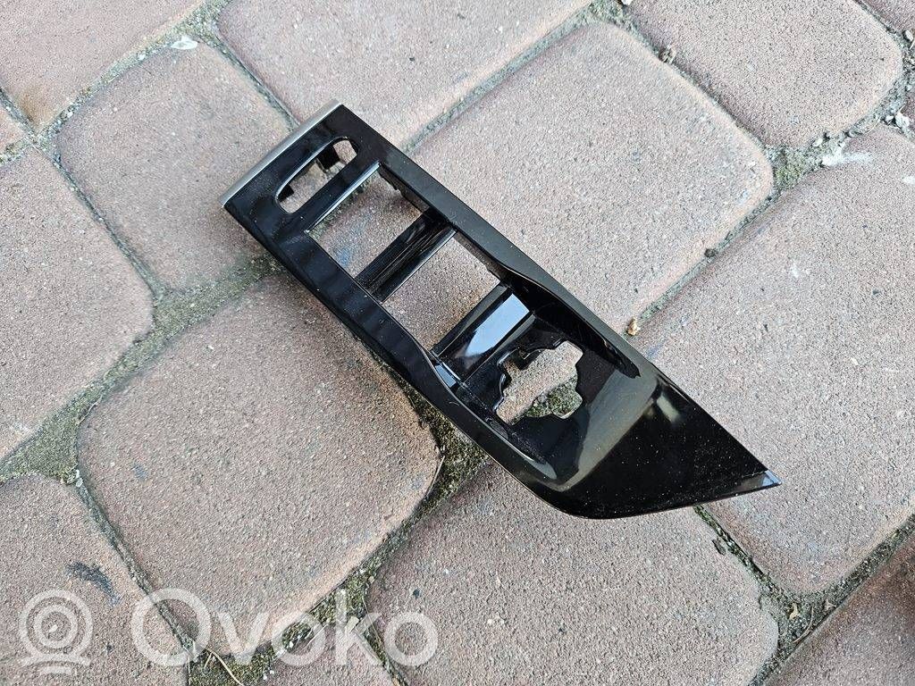 Opel Astra L Front door lock 