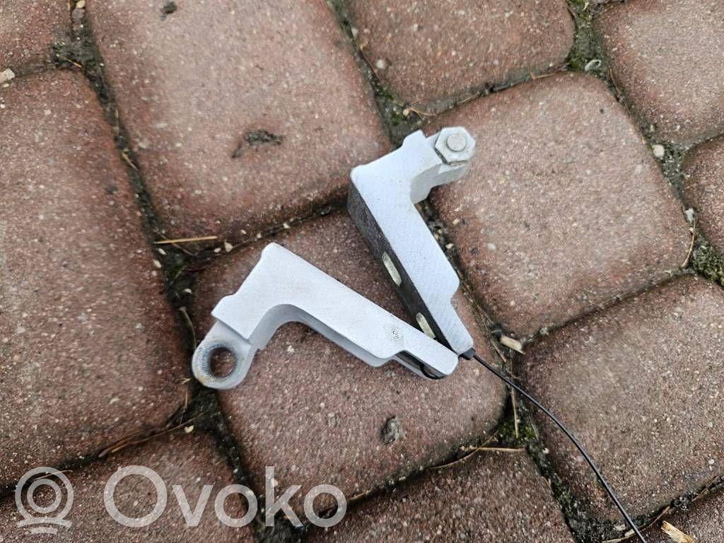 Front door upper hinge   13180564