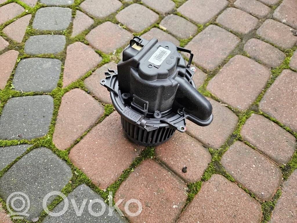Renault Clio IV Lämmittimen puhallin 