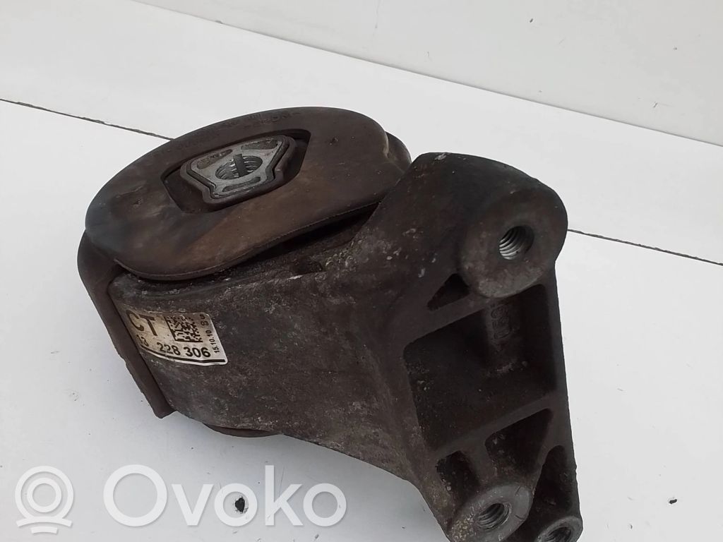 Opel Insignia A Engine mount bracket 